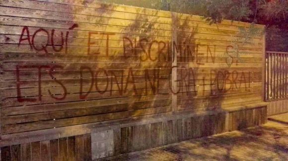 Pintades d'Arran contra la discoteca Teatre per 'discriminació'