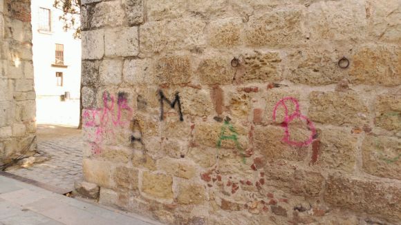 Pinten la muralla del Monestir