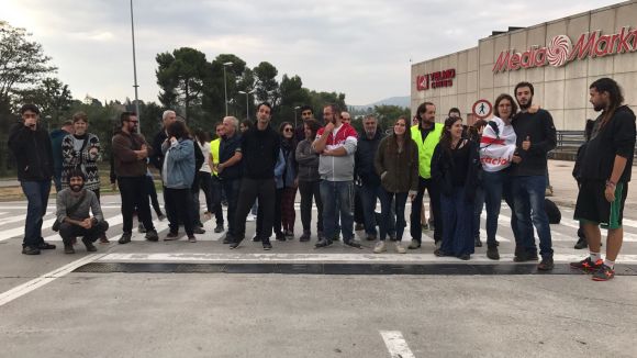 Els piquets informatius de Sant Cugat porten la vaga general a l'AP7, l'eix de vianants i l'Eroski