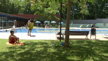 Alt: Els socorristes santcugatencs demanen precaució per evitar ensurts a les piscines