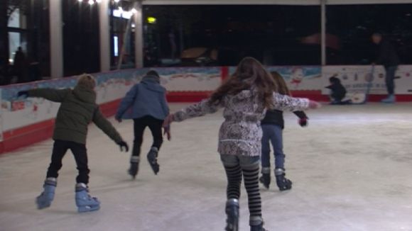 Alt: La pista de gel de Josefina Mascareñas obre el primer dia de l'any