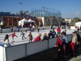 La pista de gel i la fira de Nadal de Valldoreix s'han inaugurat amb l'actuació de l'equip de patinatge del Barça
