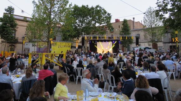 Mig miler de persones tenyeixen de groc la plaça de Barcelona per reclamar la llibertat dels 'presos polítics'