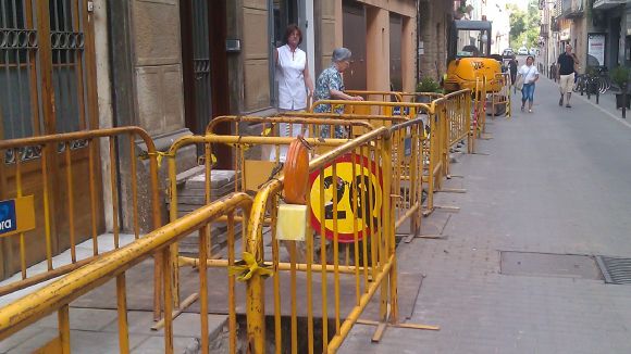 El carrer Plana de l'Hospital en obres pel manteniment de la xarxa de gas