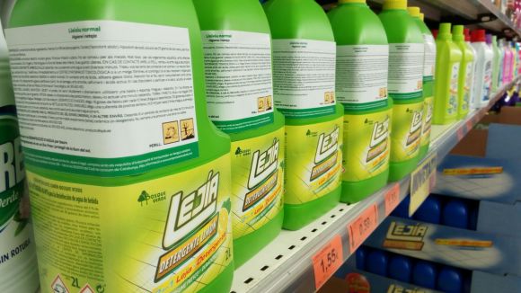 La Plataforma per la Llengua etiqueta productes de Mercadona per denunciar 'la discriminació del català'