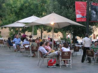 Alt: Convocada una concentració com a protesta pels horaris de les terrasses