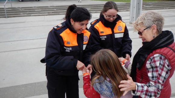 Protecció Civil reparteix polseres als infants per trobar-los si es perden a la cavalcada de Reis