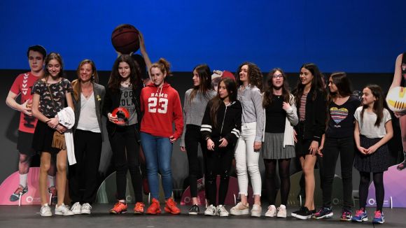 L'equip aleví femení de voleibol del Pins de Vallès, primer guanyador del guardó Millor Equip Escolar