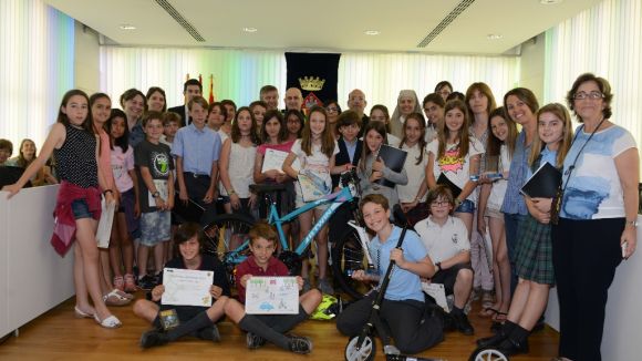 Elisabeth Cao, de l'escola Avenç, guanyadora del concurs de dibuix d'educació viària