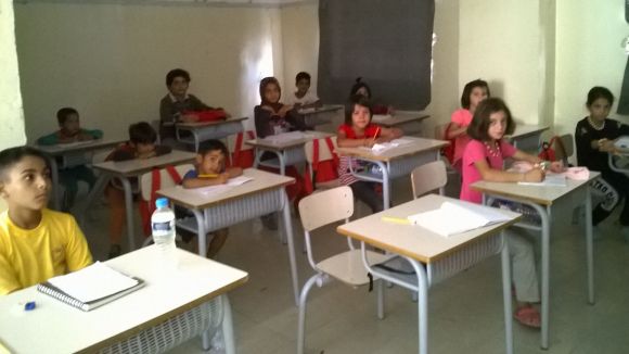 L'escola del camp de refugiats de Diavata arrenca amb material i mobiliari local