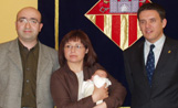 Els pares de Laura Guerrero recullen els obsequis del premi al primer nadó del 2003 nascut a Sant Cugat