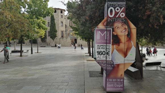 La CUP-PC critica la publicitat d'una clínica de cirurgia estètica a autobusos i cabines telefòniques