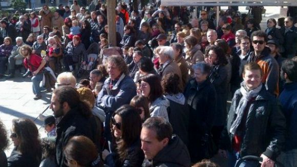 Alt: El Gall de Carnaval obre quatre dies de festa amb el pregó a la plaça de la Vila