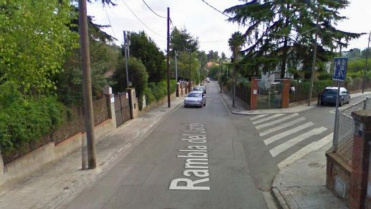 Tall de trànsit a la rambla del Jardí de Valldoreix durant una setmana per obres al clavegueram