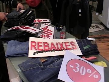 Comencen les rebaixes amb un abaratiment dels productes d'entre el 20 i el 30 per cent