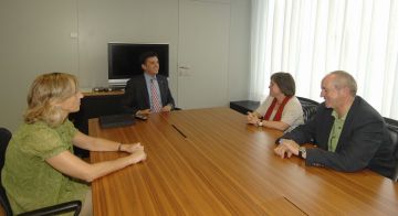 Alt: Rebuda al coordinador d'Intermón-Oxfam a l'ajuntament