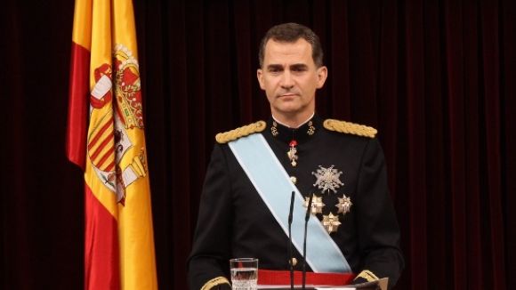 Alt: El ple tomba la moció de De Salvador de penjar el retrat del rei a la sala de plens