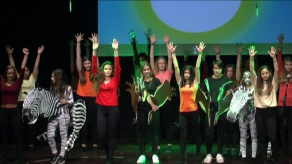 Alumnes del Leonardo i de l'Olivera reflexionen sobre l'assetjament escolar amb el musical 'El Rei Lleó'