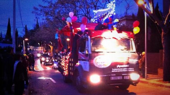 Alt: Centenars de persones celebren l'arribada de Ses Majestats d'Orient a Valldoreix