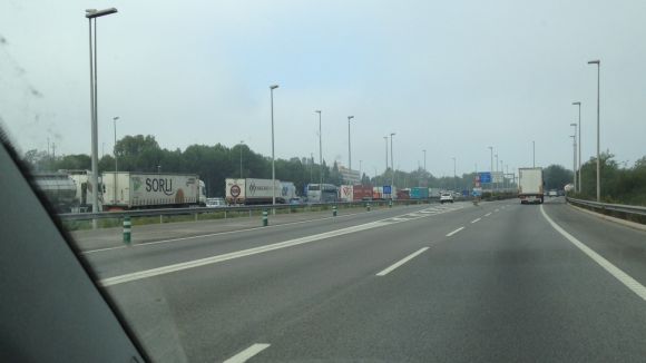 Dos ferits, un d'ells greu, en bolcar el seu cotxe a la B30