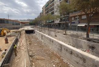 Alt: Les obres tornen a descobrir la riera a la Rambla del Celler gairebé 30 anys després
