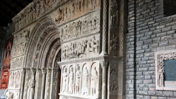 La portalada del Monestir de Ripoll torna a lluir després de cinc mesos d'obres de restauració al CRBMC