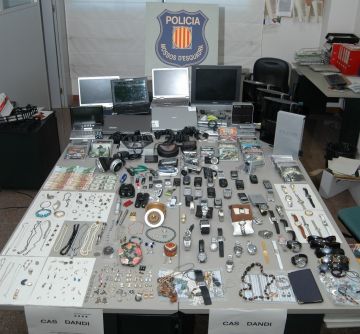 Alt: Detingudes sis persones com a presumptes autores de robatoris a Sant Cugat