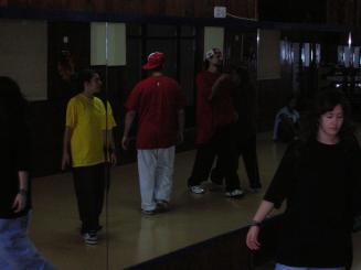 Alt: Últim dia d'assaig de hip hop del projecte Roots&Routes