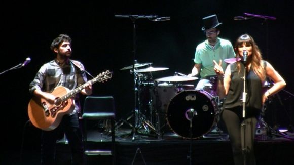 Rozalén omple el Teatre-Auditori de ritmes nòmades en els actes del Dia de la Dona