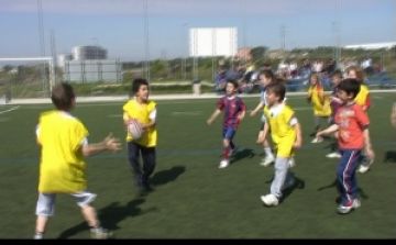 El rugbi atrau a una seixantena de nens i nenes