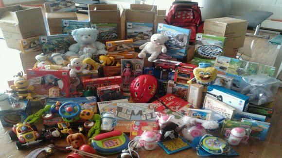 Alt: El Rugby Sant Cugat reparteix més de 200 joguines entre els més necessitats