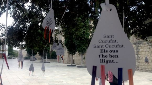 Pengen testicles del màrtir Cugat a la plaça d'Octavià per protestar contra les mancances de la ciutat