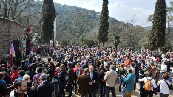 L'aplec de Sant Medir reuneix sardanes, gegants, dansa i castells a l'ermita