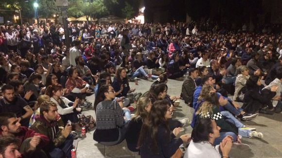 La plaça d'Octavià s'omple de gom a gom per viure el recompte de vots en directe