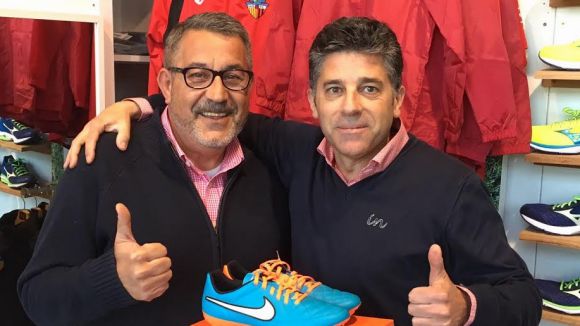 Martin Fernández guanya les botes de futbol Nike Tiempo Genio del 'Concurs Thinkinsport'