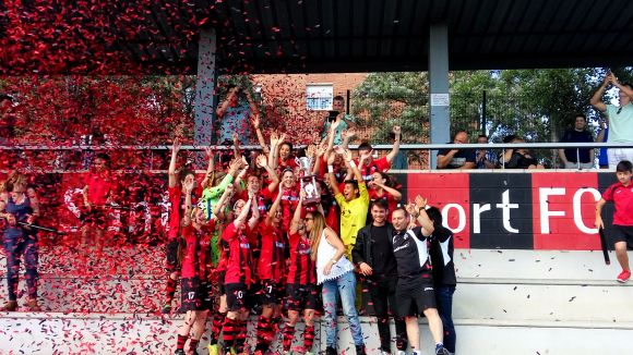 El femení del Sant Cugat Esport celebra el títol de lliga amb golejada davant el Viladecans