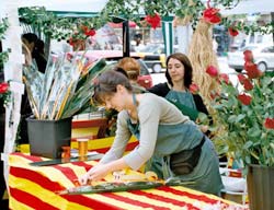 Alt: Els santcugatencs es bolquen en la celebració de Sant Jordi més participativa dels darrers anys