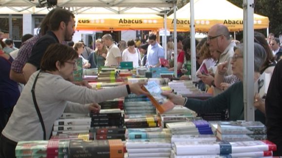 La Diada de Sant Jordi omple de gent i optimisme els carrers de Sant Cugat