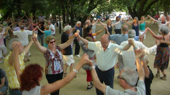 Alt: La Festa Major porta una gran ballada de sardanes a la plaça d'Octavià