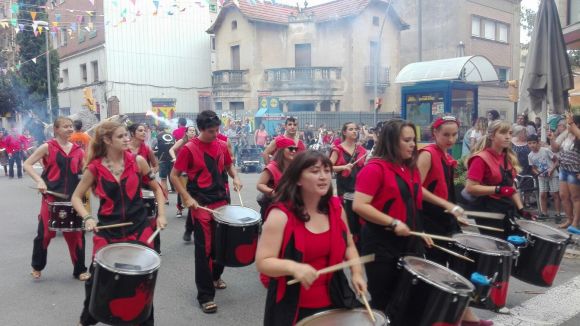 El seguici d'inici de Festa Major, marcat per la pluja i el vent