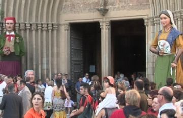 El seguici de Sant Pere omple de gent el centre de Sant Cugat