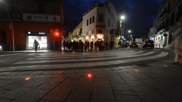 L'Ajuntament instal·la a Quatre Cantons un semàfor a terra per als vianants que caminen mirant el mòbil