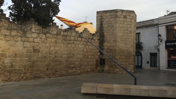 Una ràfega de vent fa caure la senyera de la plaça d'Octavià