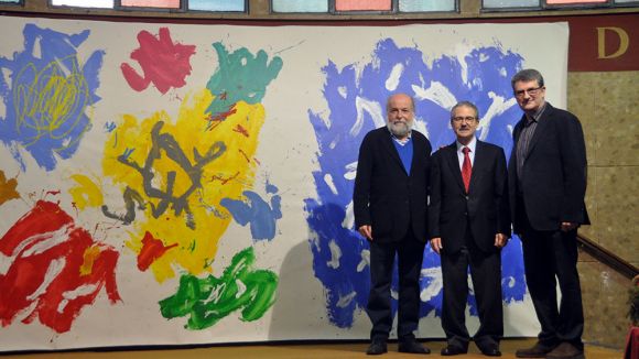 Sergi Barnils pinta el mural que ha presidit el culte del Nadal a l'Església Evangèlica de Gràcia