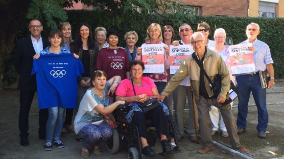 La Setmana de la Gent Gran proposa avui teixir una bufanda gegant