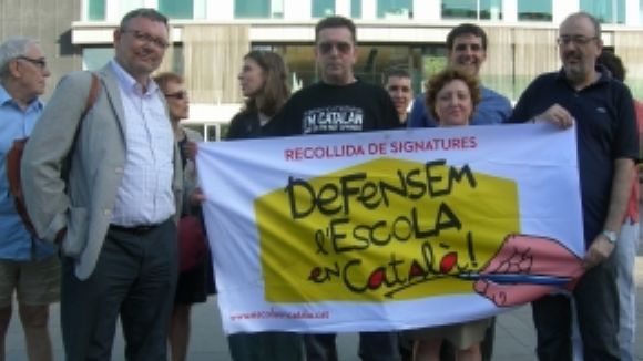 SI es concentra davant l'Ajuntament en defensa de l'Escola en Català