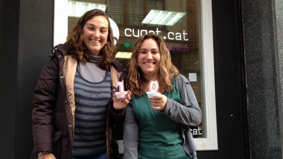 Sílvia Ferrer i Jèssica Sotodossos bufen les espelmes del 'Sant Cugat a fons'