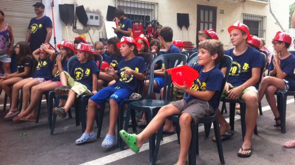 Alt: El Grup d'Autoprotecció tanca la Festa Major de Sol i Aire bufant les espelmes