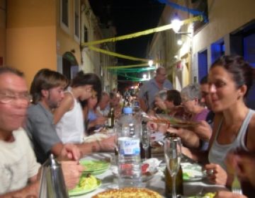 Alt: Taula per a 300 al carrer del Xerric