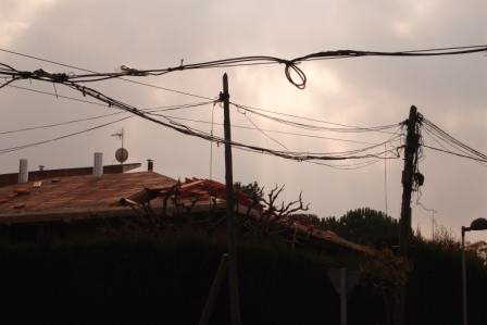 L'Ajuntament afirma que ha complert amb la seva part en el soterrament de les línies telefòniques a Mira-sol